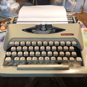 1964 portable Royal typewriter. Works. Good condition